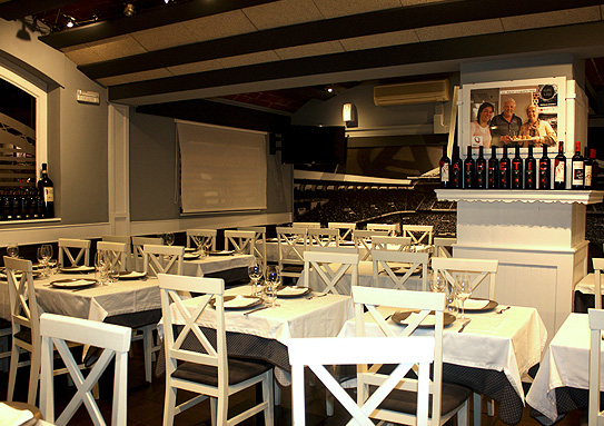 Vista general comedor principal Gurekabi Vista general comedor principal Gurekabi